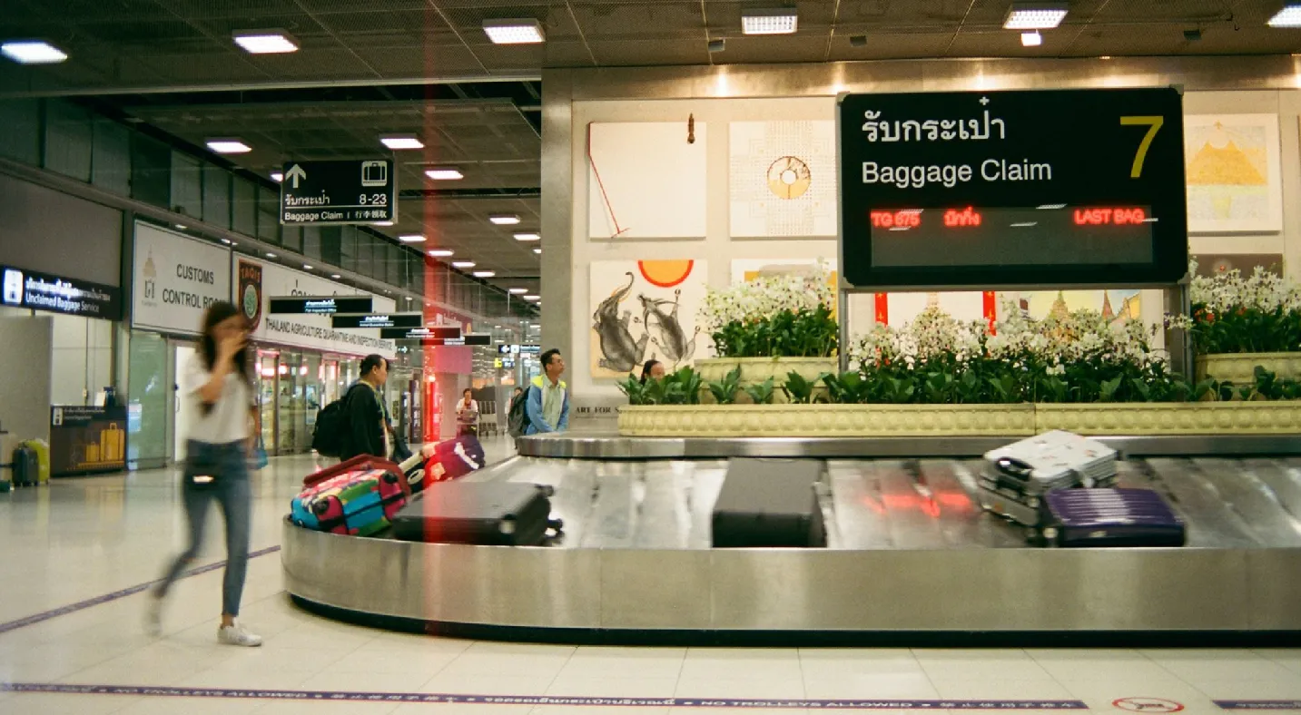 odbi&oacute;r walizki z taśmy na lotnisku