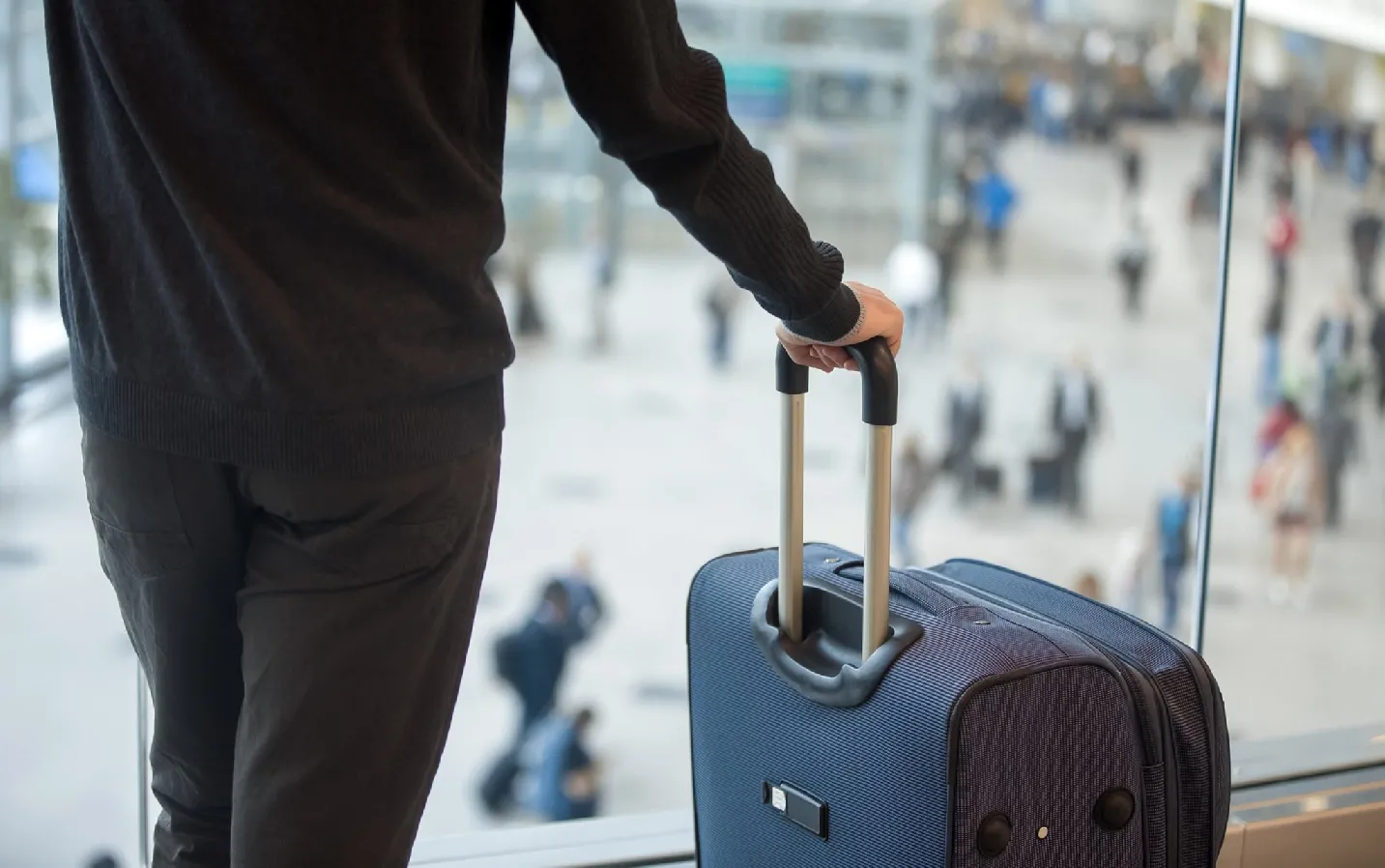 walizka materiałowa diamond na lotnisku